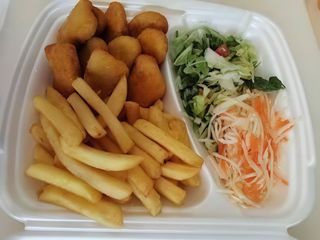 Dania na talerzu z Nuggetsy 