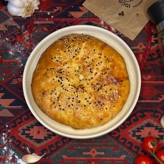 Samsa z mięsem, serem i pomidorami 