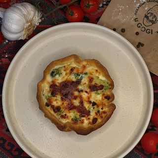 Tarta z łososiem i brokułami