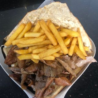 Kebap Amerykański w bułce z frytkami