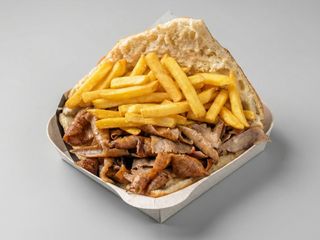 Kebap Amerykański w bułce z frytkami