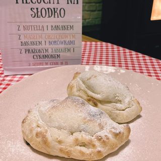 Piecuchy z masłem orzechowym, bananem i borówkami  2 szt.