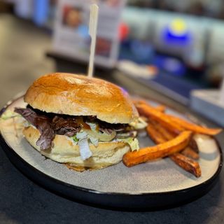 Burger z szarpaną wołowiną