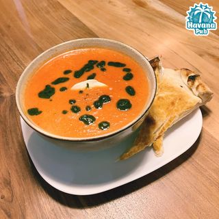 Krem z pomidorów z pesto z bazylii i mascarpone 