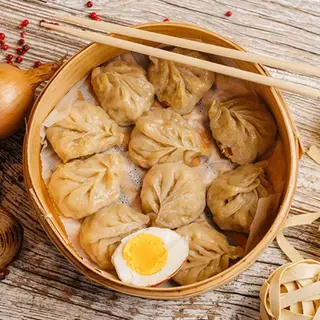Pierogi z warzywami, makaronem sojowym i jajkiem