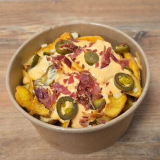 Scoopsy z serem, jalapeno, grillowanym bekonem i sosem serowym