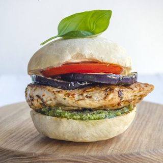 ZIELONY BURGER Z GRILLOWANYM KURCZAKIEM frytkami