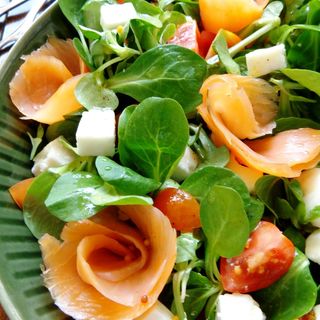 Sałatka z wędzonym łososiem