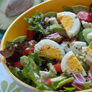 Sałatka z avocado jajkiem i paluszkami chlebowymi