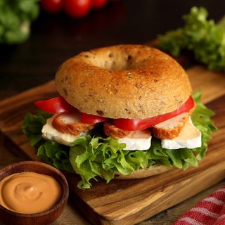 Bajgiel z kurczakiem i serem brie 