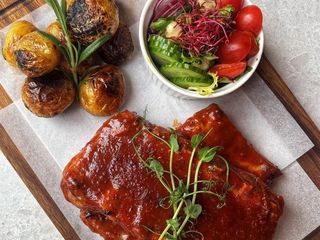 ŻEBRO BBQ (WOLNO GOTOWANE) Z GRILLA