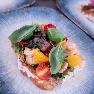BRUSCHETTA Z KREWETKAMI