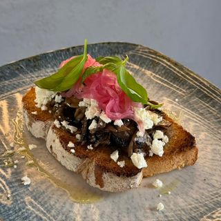 BRUSCHETTA Z GRILLOWANĄ PIECZARKĄ