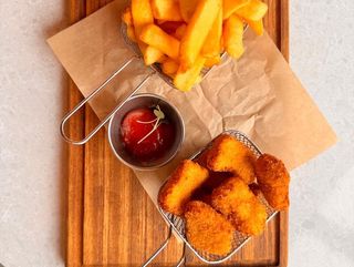 NUGGETSY Z FRYTKAMI