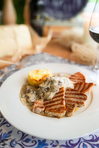 Medaliony z gratin ziemniaczanym i sosem grzybowym