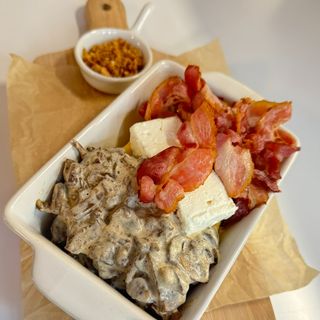 Banosz z boczkiem, sosem grzybowym i serem Feta