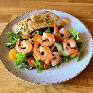 SAŁATKA Z KREWETKAMI