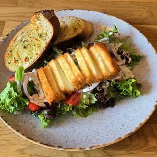 SAŁATKA Z GRILLOWANYM HALLOUMI