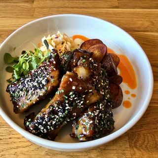 KARMELIZOWANE ŻEBERKA W LŚNIĄCEJ GLAZURZE ORIENTALNEJ Z SEZAMEM