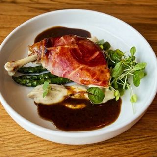 SOCZYSTA PIERŚ Z KURCZAKA Z KOSTKĄ FASZEROWANA MOZZARELLĄ I JALAPENO