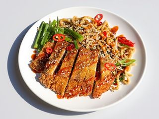 Nowość- Makaron udon z chrupiącym kurczakiem 