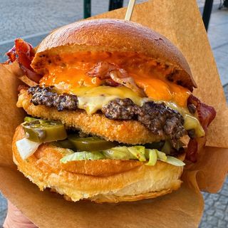 Burger w sosie serowym