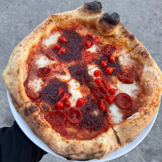 Pizza z salami i kiełbasą nduja
