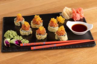 Chrupiące kanapeczki z tatarem z łososia 6szt