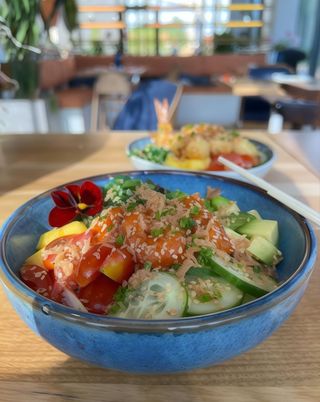 Z łososiem grillowanym