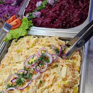 Kotlety ziemniaczane nadziewane mozzarellą, sos, surówki