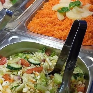 Polędwiczka wieprzowa nadziewana pieczarkami i serem, owinięta boczkiem,  dodatki