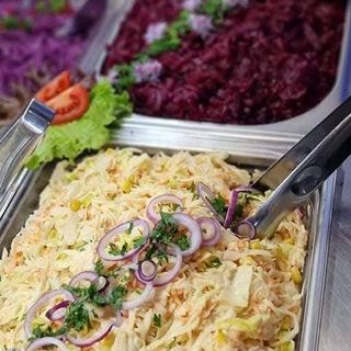 Chili con carne w tortilli, surówki