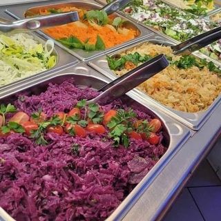 Sandacz z pieca, frytki stekowe, surówki