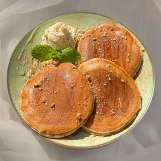 Pancakes amerykański z miodem, orzechami, cynamonem 3szt