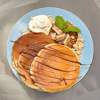 Pancakes amerykański z orzechami ziemnymi, karmelem, nutellą 3szt
