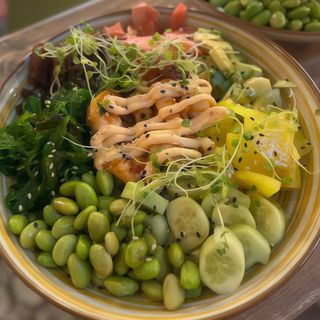 Poke bowl ze smażonymi krewetkami