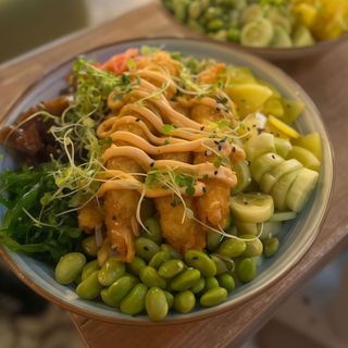 Poke bowl z panierowanymi krewetkami