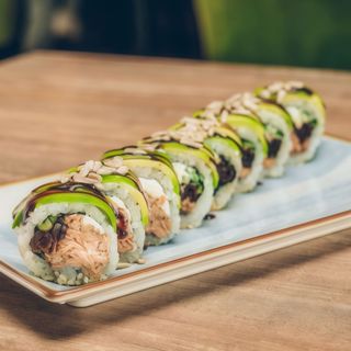 11. California z pieczonym łososiem w awokado 8 szt.