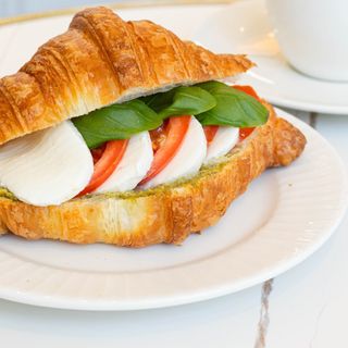 Croissant caprese