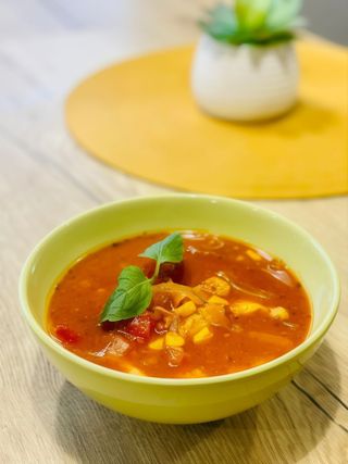 Pomidorowo-paprykowa z soczewicą i klopsikami z baraniny