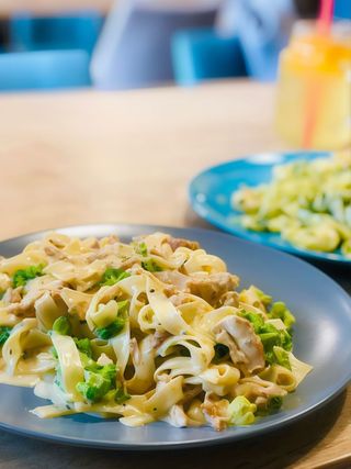 Makaron tagliatelle z krewetkami i szpinakiem