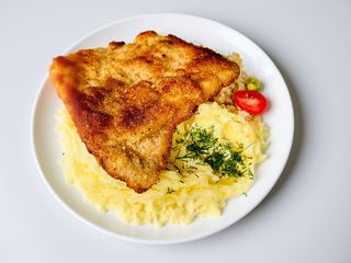 Kotlet schabowy z zasmażaną kapustą