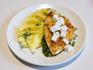 Soczysty filet z kurczaka na szpinaku z serem typu feta