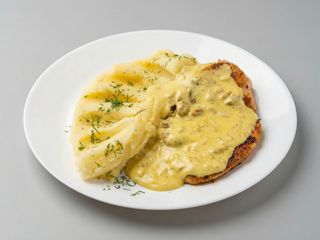 Soczysty filet z kurczaka sosem kurkowym