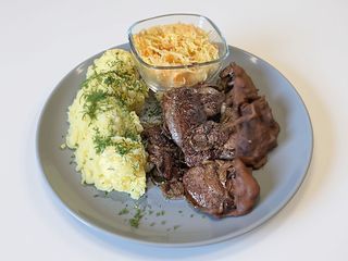 Wątróbka drobiowa z duszoną cebulką