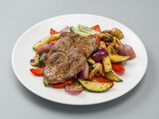 Stek z karkówki, grillowane warzywa, frytki steakhouse, sos tzatziki