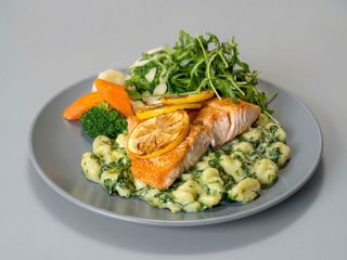 Łosoś grillowany z warzywami, gnocchi ze szpinakiem