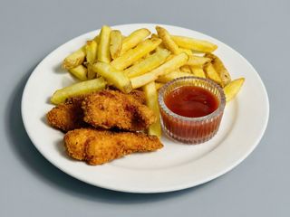 Nuggetsy z frytkami i keczupem