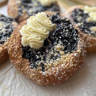 Drożdżówka z jagodami i mascarpone