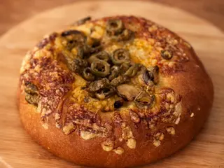 Mini pizza z pieczarkami i oliwką zieloną